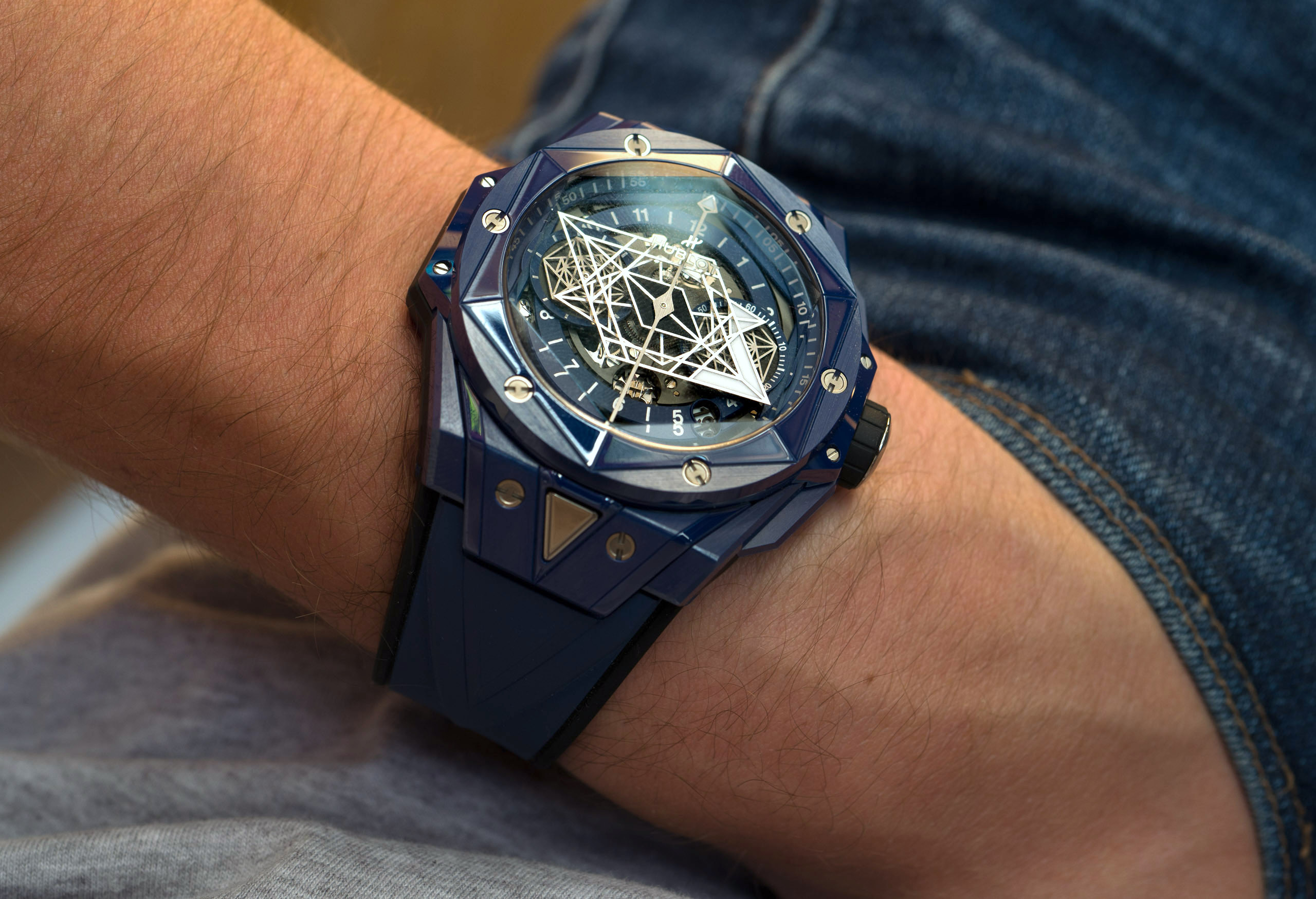 为什么我会选择宇舶表Big Bang Sang Bleu II陶瓷计时码表，而不是传统的豪华手表