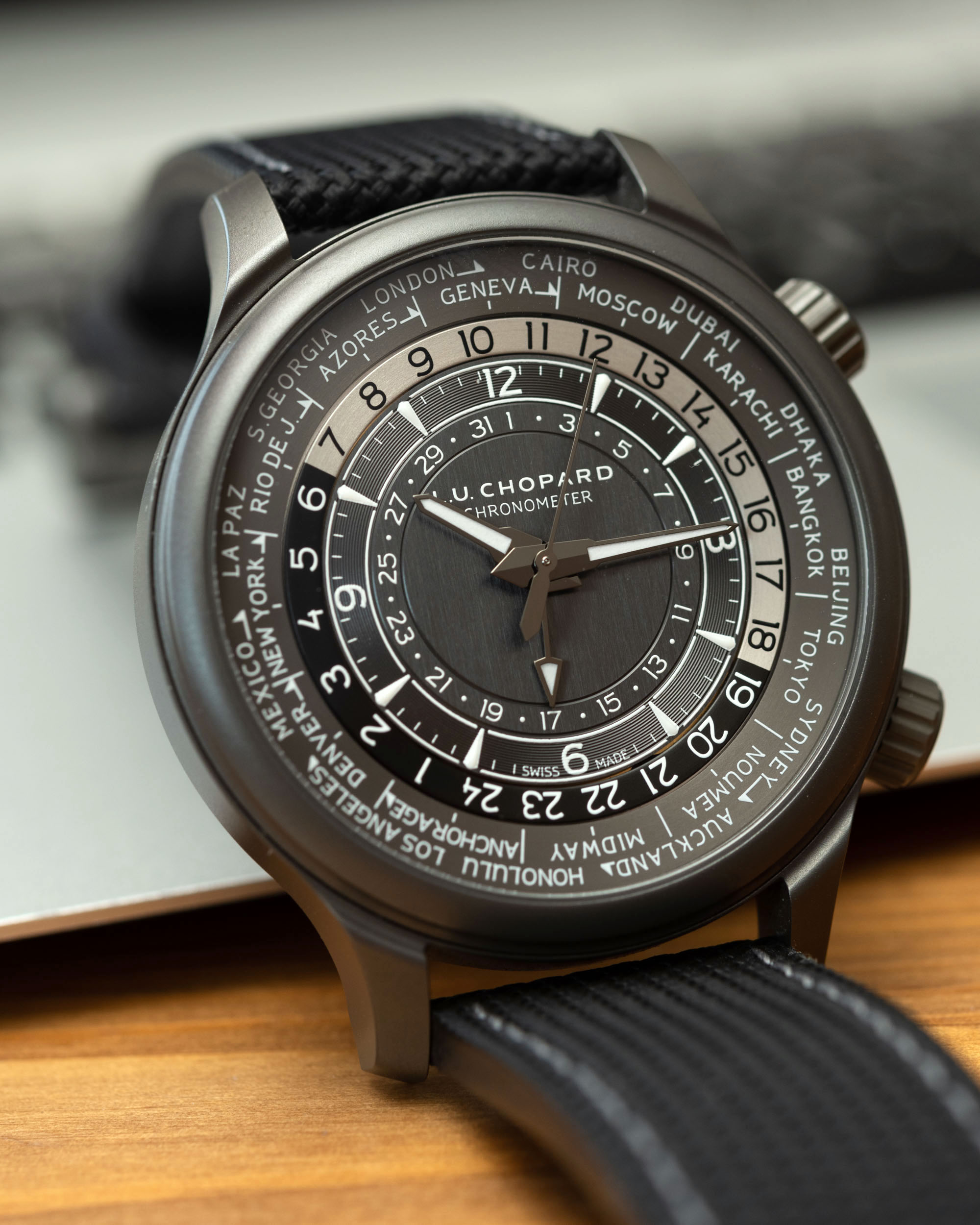 萧邦 LUC 时间旅行者-<a href="https://www.ablogtowatch.com/watch-review-chopard-l-u-c-time-traveler-one-black-in-ceramized-titanium/">黑色陶瓷钛</a>