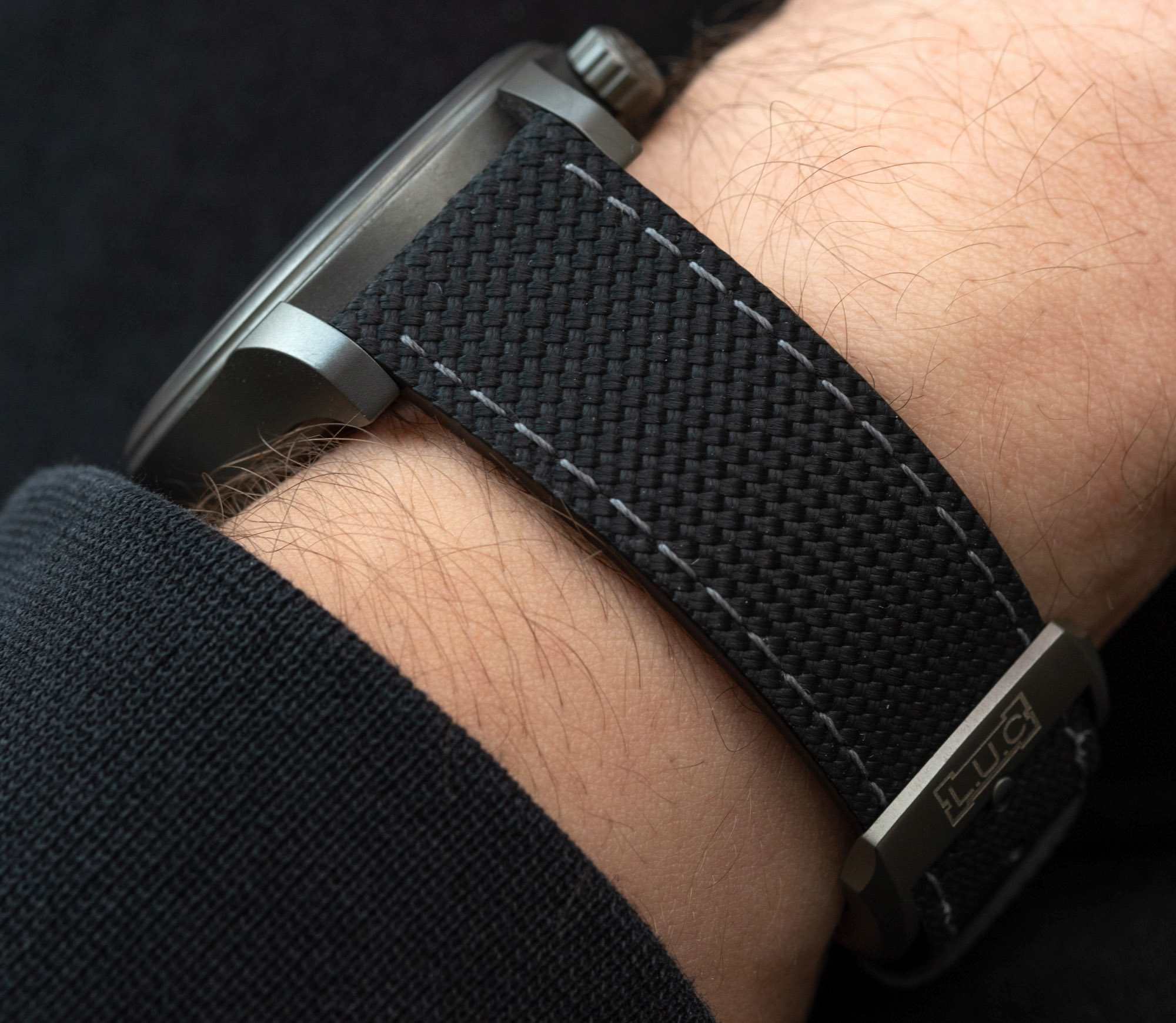 萧邦 LUC 时间旅行者-<a href="https://www.ablogtowatch.com/watch-review-chopard-l-u-c-time-traveler-one-black-in-ceramized-titanium/">黑色陶瓷钛</a>