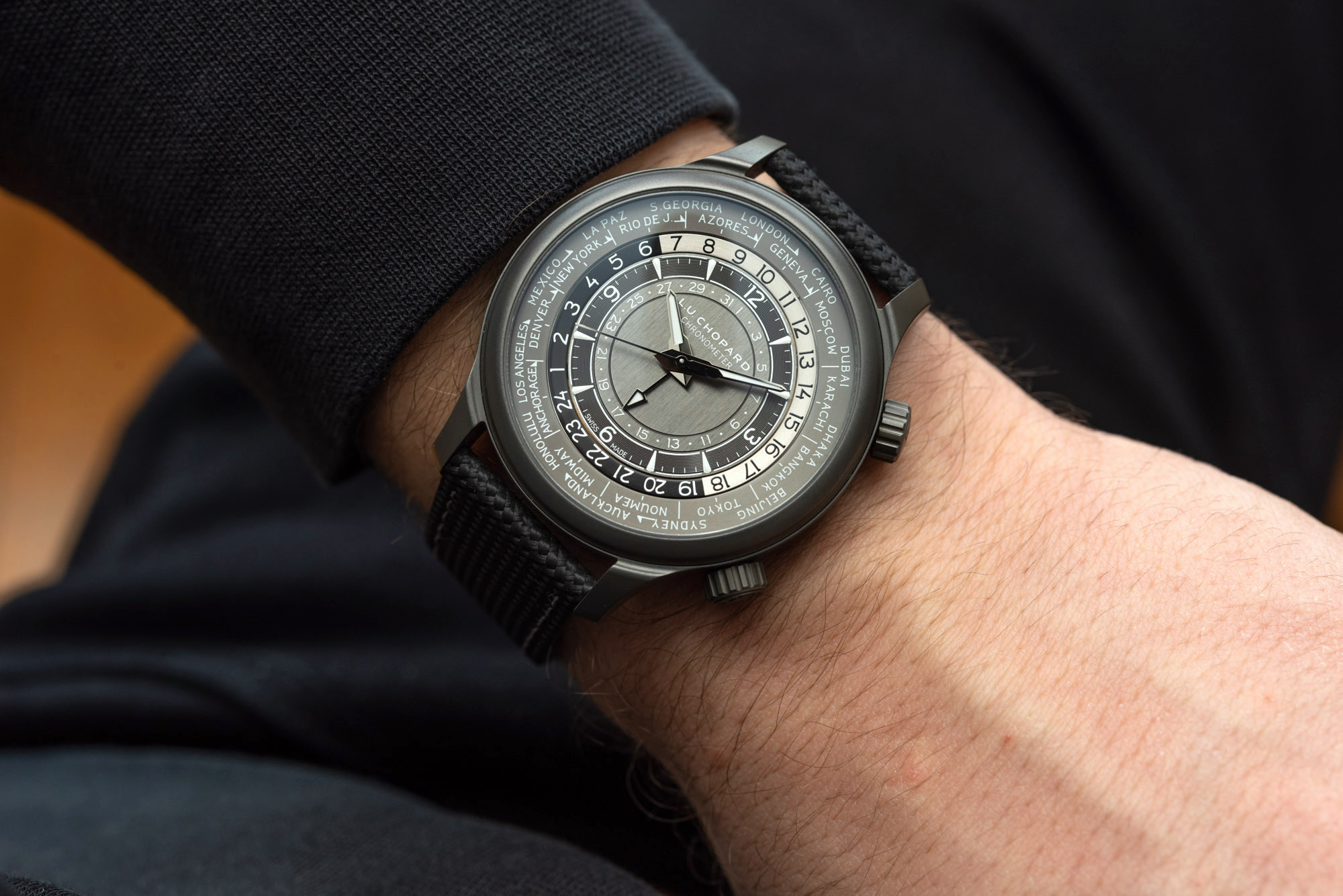 萧邦 LUC 时间旅行者-<a href="https://www.ablogtowatch.com/watch-review-chopard-l-u-c-time-traveler-one-black-in-ceramized-titanium/">黑色陶瓷钛</a>