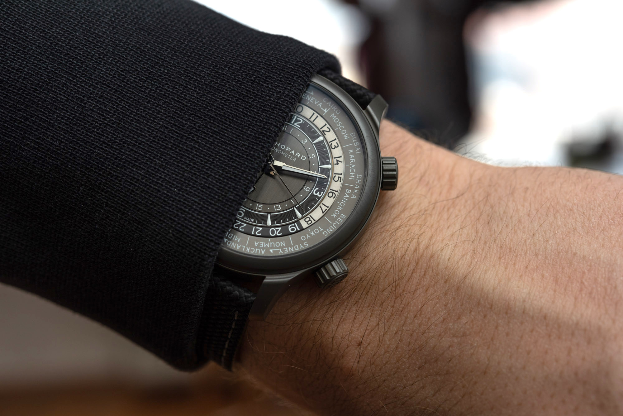 萧邦 LUC 时间旅行者-<a href="https://www.ablogtowatch.com/watch-review-chopard-l-u-c-time-traveler-one-black-in-ceramized-titanium/">黑色陶瓷钛</a>
