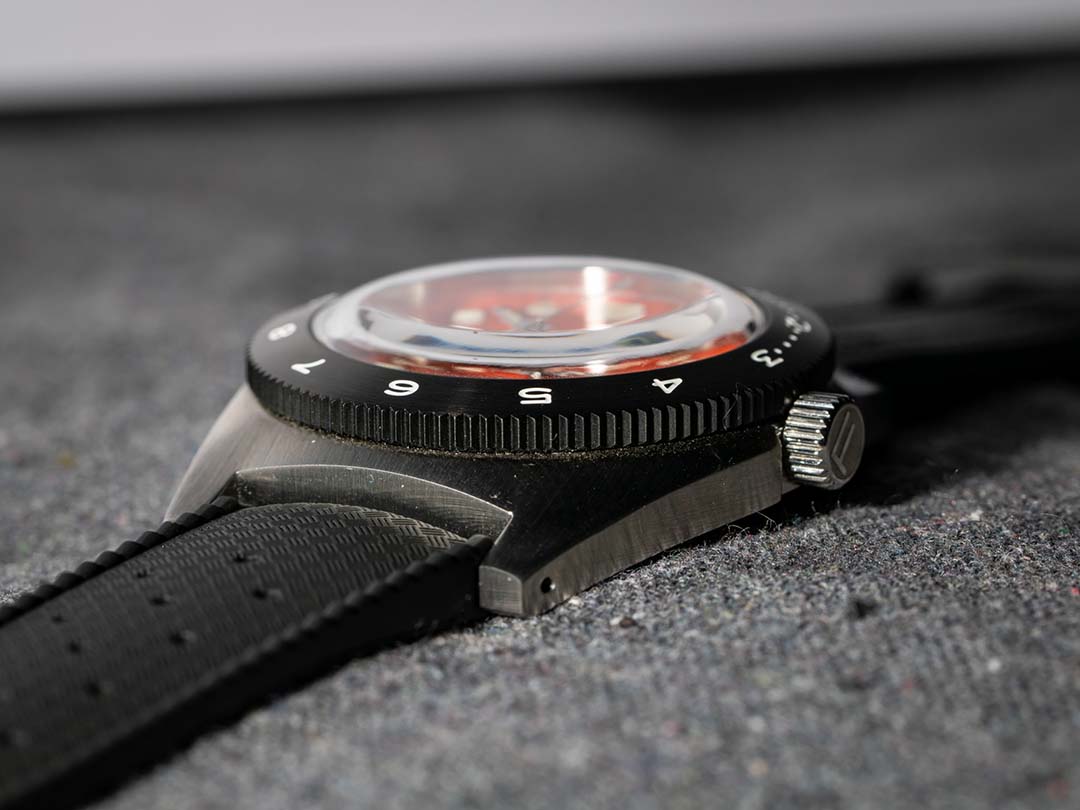 Foster Watch Company该公司的首款表款11 Atomos Skin Diver
