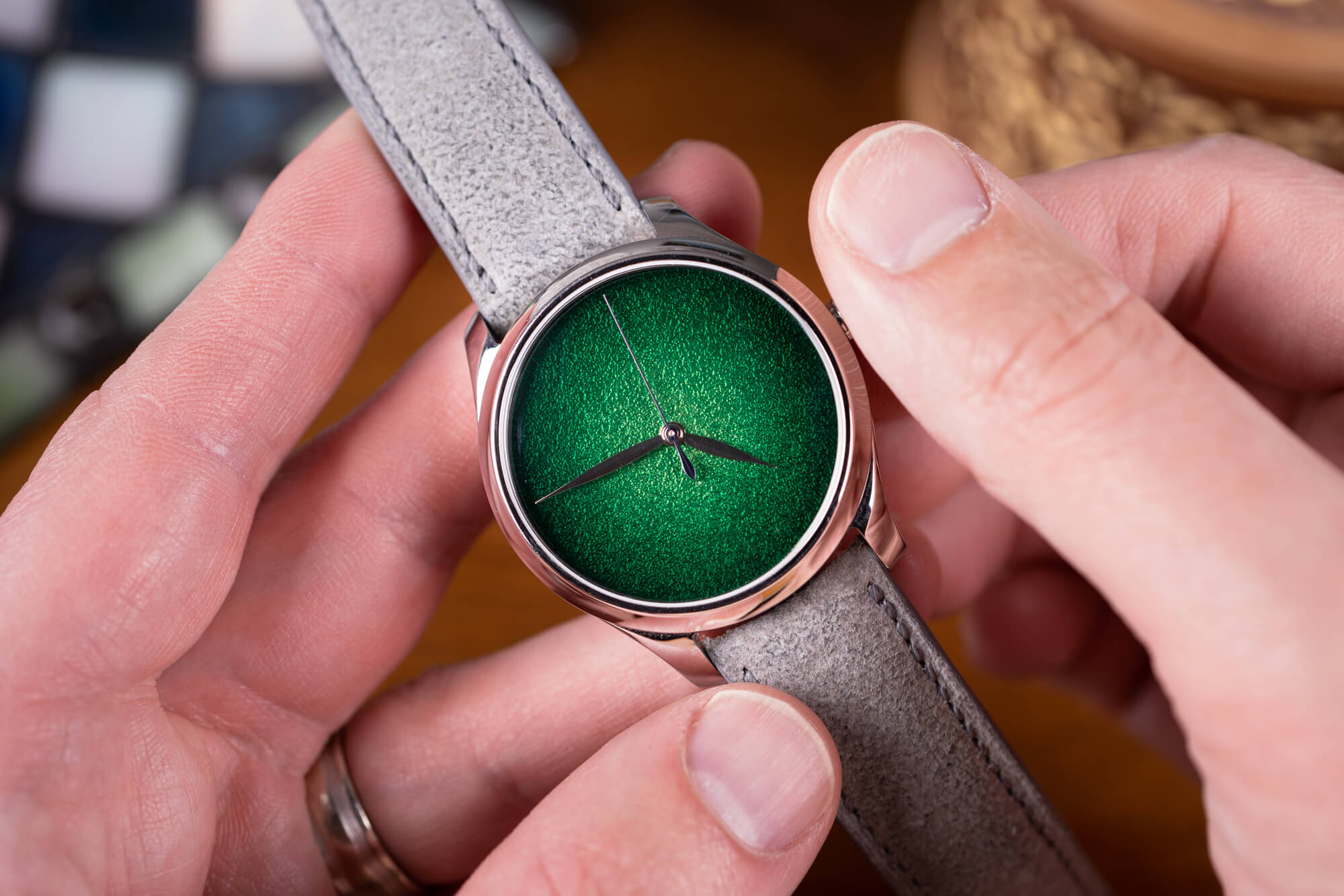 Moser精简的Concept系列简约绿盘腕表