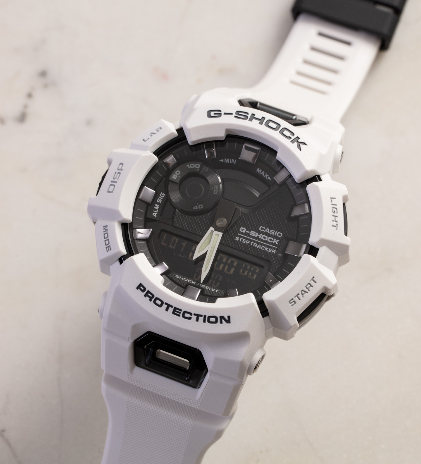 卡西欧G-Shock手表GBA900-黑与白两款把控