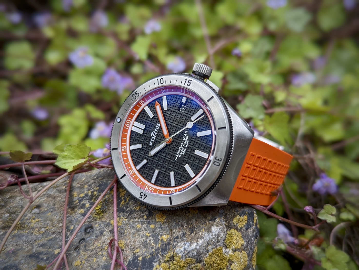 格子纹理表盘Fortis Marinemaster M-40与M-44