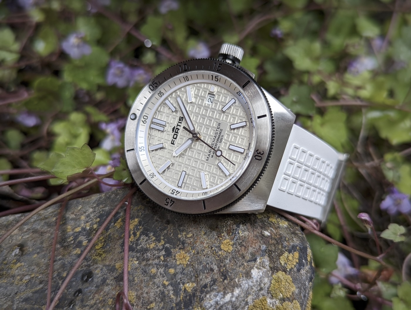 格子纹理表盘Fortis Marinemaster M-40与M-44