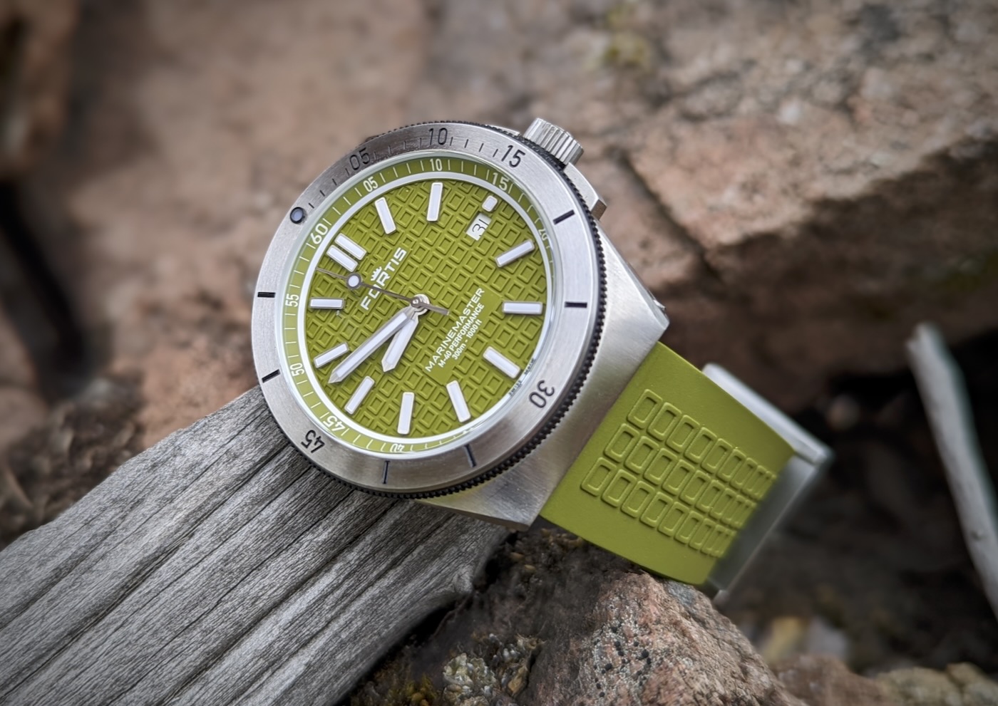 格子纹理表盘Fortis Marinemaster M-40与M-44