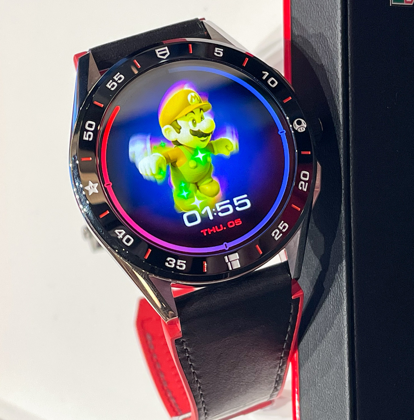 泰格豪雅与任天堂合作生产的最新款Heuer Connected智能限量版手表