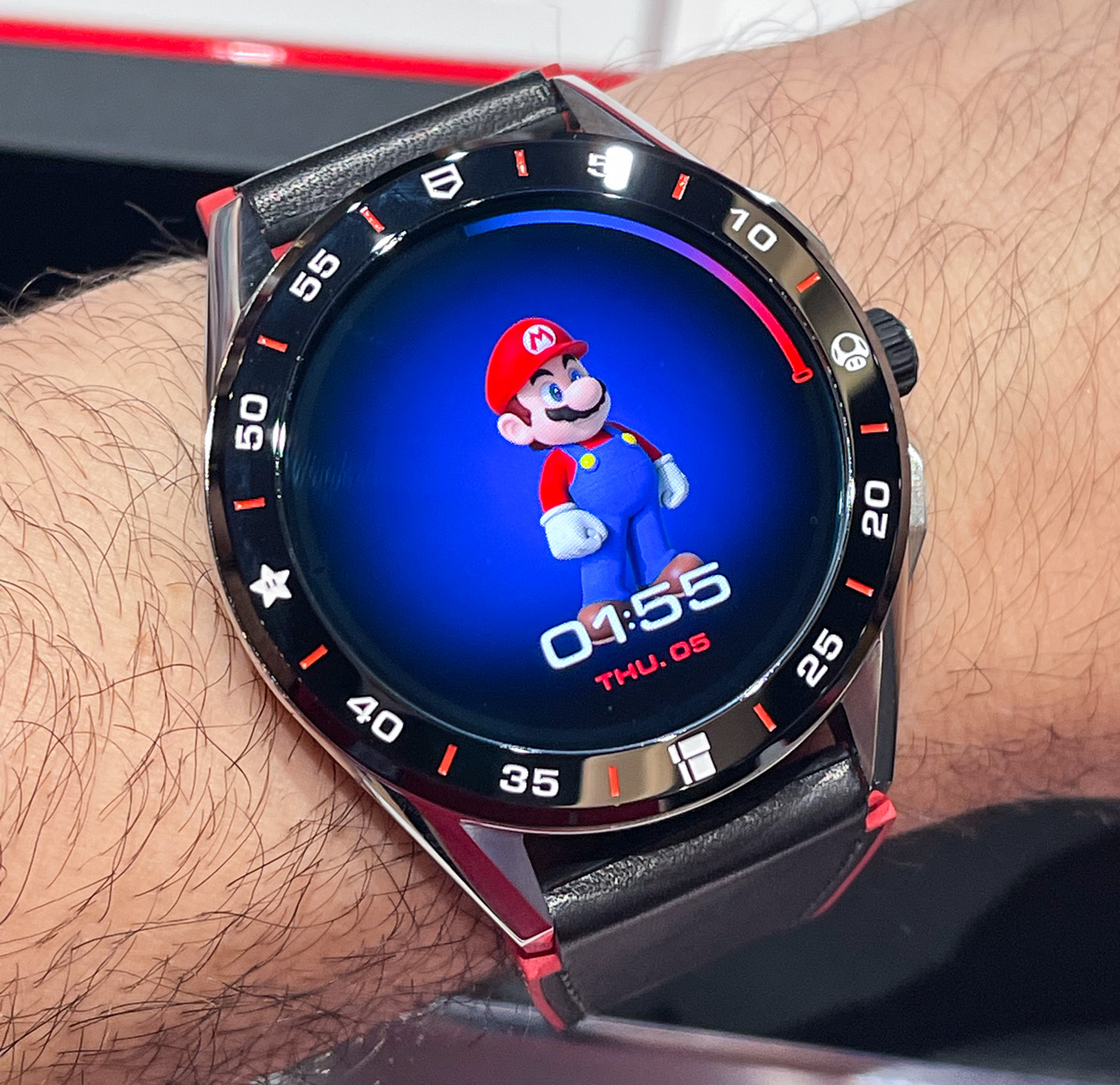 泰格豪雅与任天堂合作生产的最新款Heuer Connected智能限量版手表