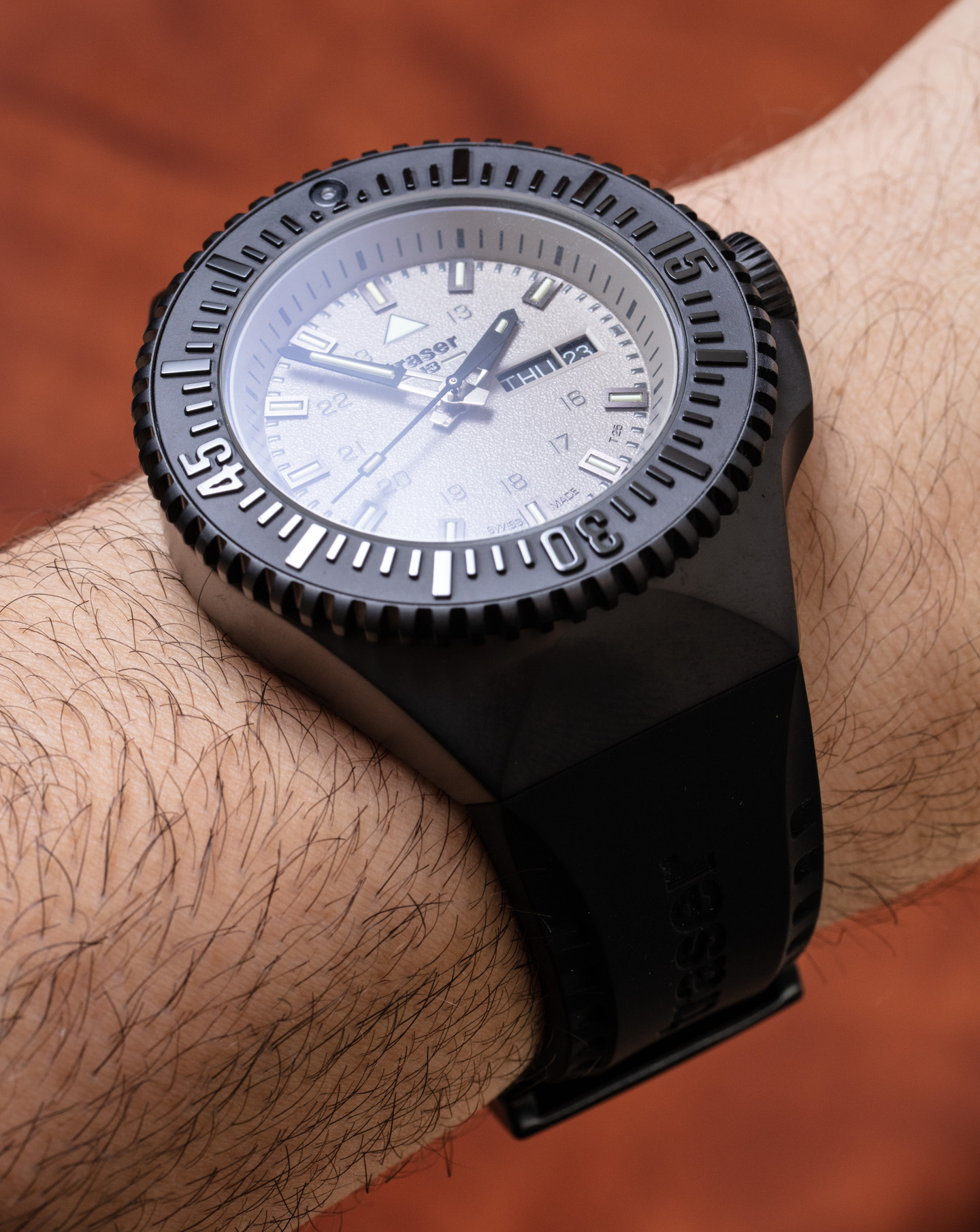 Traser P69的军用风格黑色隐形手表