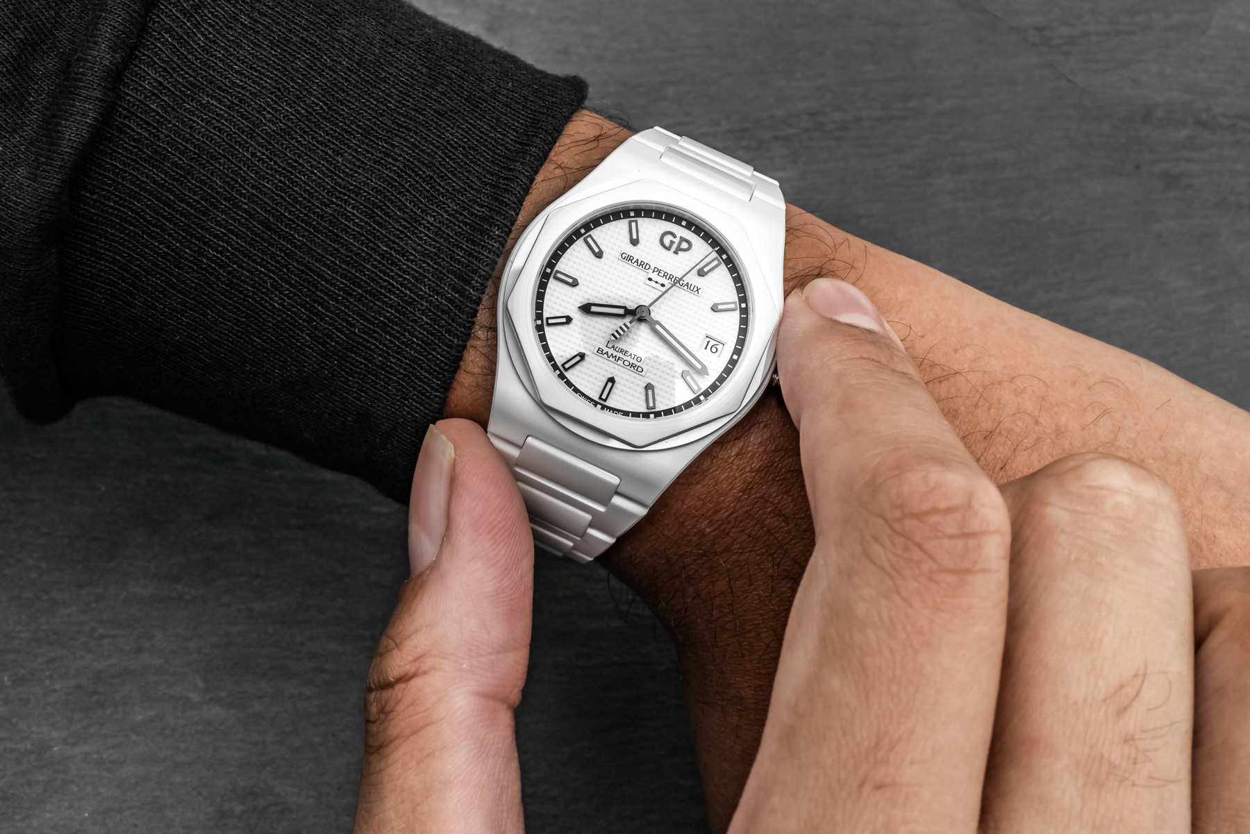为纪念芝柏表Laureato诞生45周年推出的白色陶瓷材质腕表