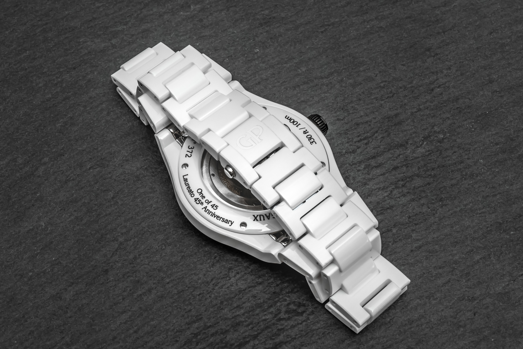 为纪念芝柏表Laureato诞生45周年推出的白色陶瓷材质腕表