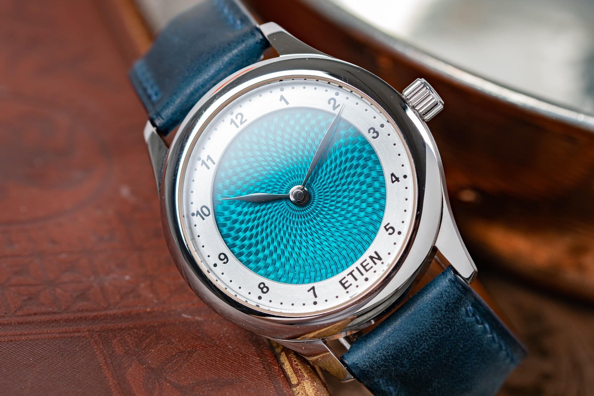 手表评论：带有Flinqué珐琅表盘的Etien T02