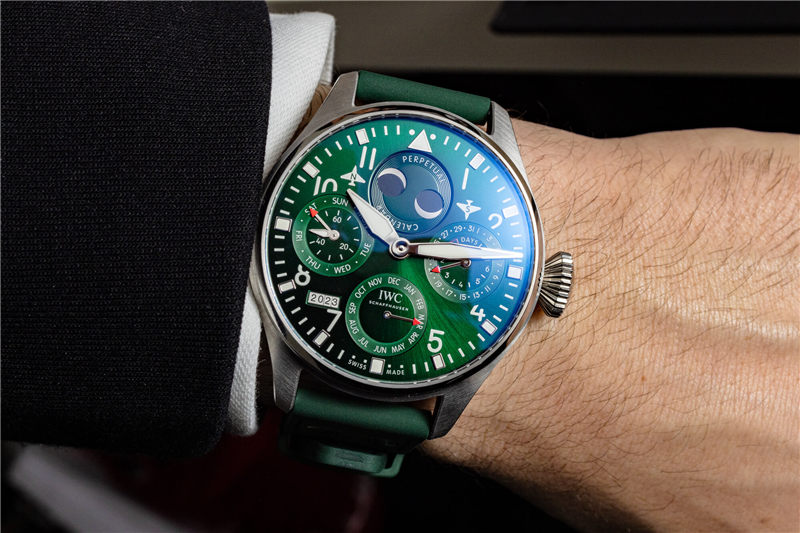 腕表评测:IWC大飞行员的手表万年历在绿色
